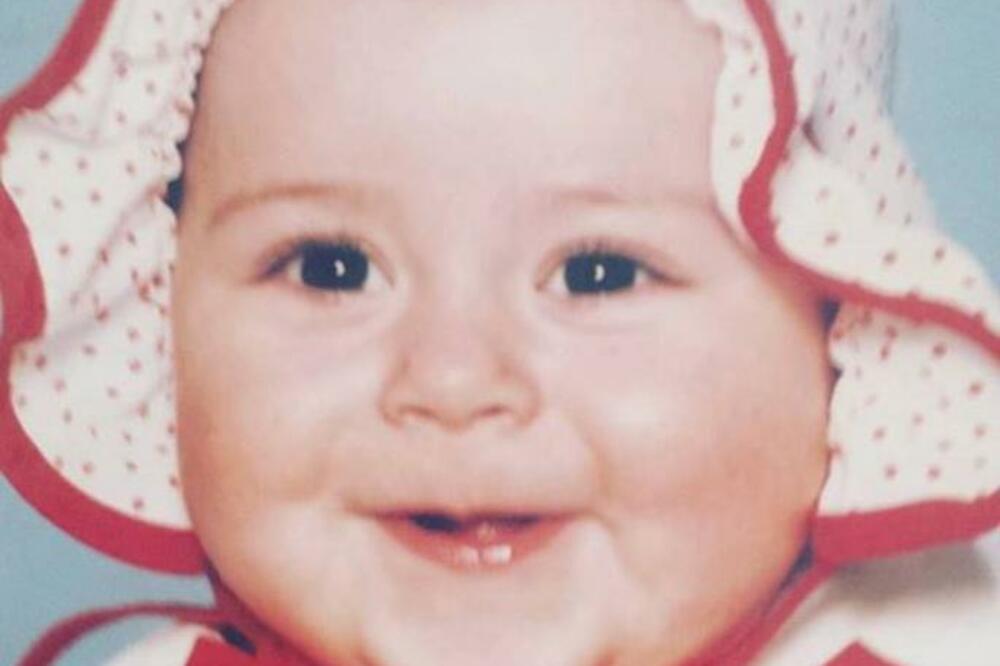 OVA PRESLATKA BEBA SA SLIKE JE DANAS NAŠA POZNATA STARLETA: Nećete verovati svojim očima KADA SHVATITE KO JE