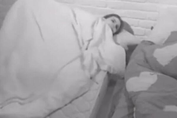 PRVA LEZBO AKCIJA NA NACIONALNOJ FREKVENCIJI: Devojke se PREPUSTILE STRASTIMA, zaboravile da ima NEKO PORED NJIH