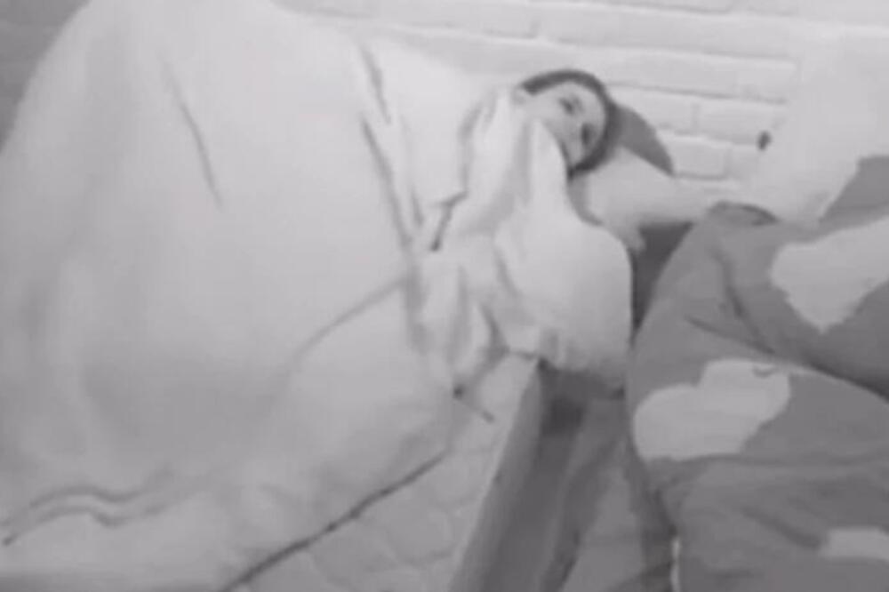 PRVA LEZBO AKCIJA NA NACIONALNOJ FREKVENCIJI: Devojke se PREPUSTILE STRASTIMA, zaboravile da ima NEKO PORED NJIH