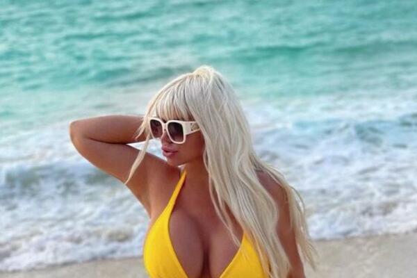 BEZ KOČNICA! DARA BUBAMARA NASKOČILA NA 20 GODINA MLAĐEG NASRED ULICE! Obesila mu se oko vrata, PAO I JAVNI...