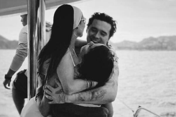 DA LI JE MOGUĆE OVO? Pored SILNOG BOGATSTVA sin DEJVIDA BEKAMA živi sa ženom i OVOM PEVAČICOM