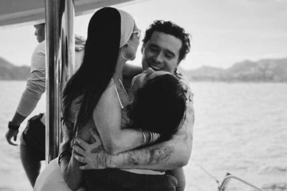 DA LI JE MOGUĆE OVO? Pored SILNOG BOGATSTVA sin DEJVIDA BEKAMA živi sa ženom i OVOM PEVAČICOM