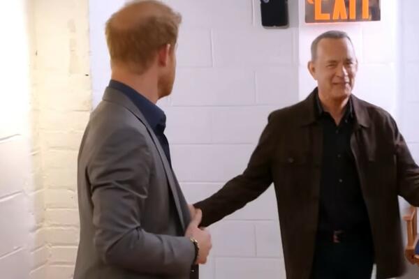 HARI NASTAVLJA DA ISMEJAVA KRALJEVSKU PORODICU: Ne staje sa PROVOKACIJAMA, izveo SKANDALOZAN PERFORMANS (VIDEO)