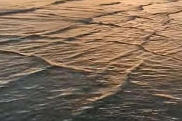 NEOBIČNA POJAVA SNIMLJENA NA JADRANU: Komšije iznenađene prizorom na površini mora (VIDEO)