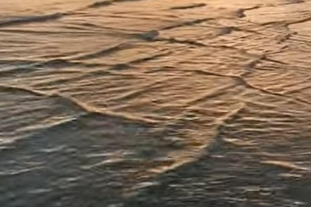 NEOBIČNA POJAVA SNIMLJENA NA JADRANU: Komšije iznenađene prizorom na površini mora (VIDEO)