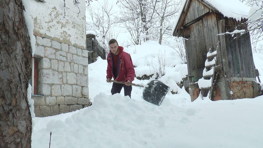 Čovek lopatom čisti sneg