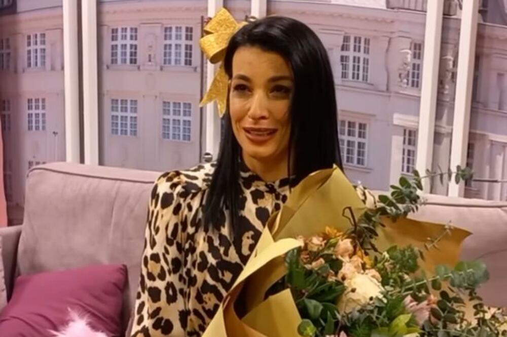 VODITELJKA SKORO DALA OTKAZ, SAD ZAJECALA NA SAV GLAS: Zamolila koleginicu OVU STVAR, nije joj lako