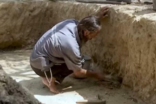 OKOPAVAO JE ZEMLJIŠTE, A ONDA JE UGLEDAO ČUDNU STVAR: Radnik nije znao šta ga je SNAŠLO (VIDEO)