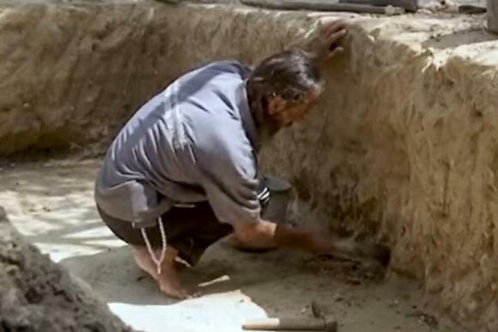 OKOPAVAO JE ZEMLJIŠTE, A ONDA JE UGLEDAO ČUDNU STVAR: Radnik nije znao šta ga je SNAŠLO (VIDEO)