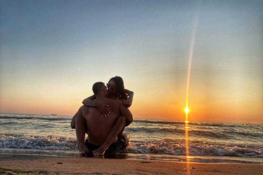 VODITELJKA PINKA OBJAVILA FOTKU BEZ ODEĆE: Potpuno ludilo od TELA, a tek da vidite DETALJ ISPOD STOMAKA (FOTO)