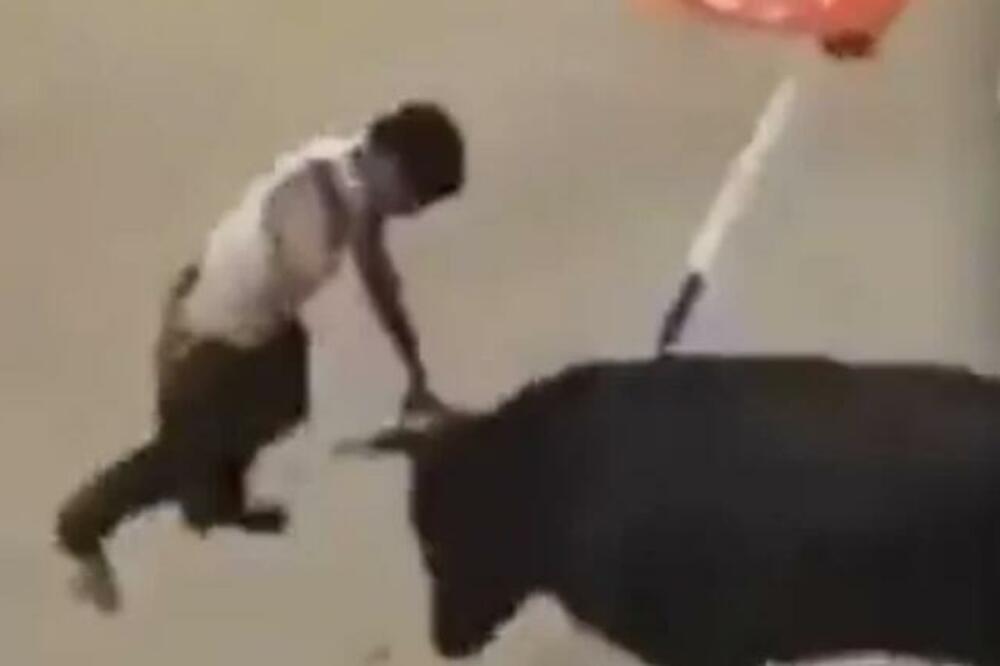 ZALETEO SE PRAVO NA RAZJARENOG BIKA, PAO MU NA ROGOVE: Snimak gledajte na svoju ODGOVORNOST! (UZNEMIRUJUĆI VIDEO)