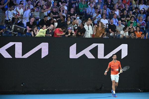 ĐOKOVIĆ SE SJAJNO ZABAVLJA: Srbin nasred Rod Lejver Arene zaigrao kolo! (VIDEO)