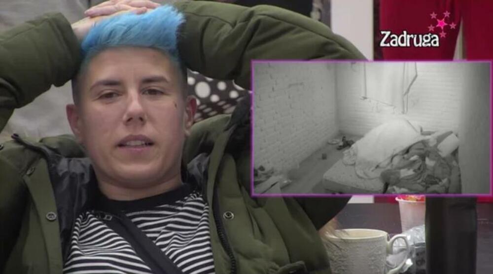 Matora gleda snimak intimnog odnosa