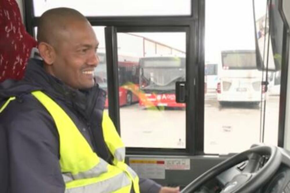 SANDŽIVA SA ŠRI LANKE VOZI AUTOBUS PO ULICAMA BEOGRADA: Otkrio je kako ga je put DOVEO BAŠ U SRBIJU! (FOTO)