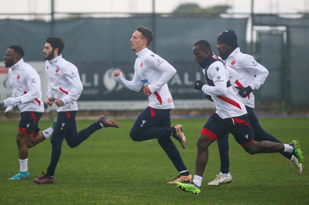 ZVEZDA TRENIRA U JAKON INTENZITETU: Fudbaleri vredno rade vežbe kako bi se pripremili za napore koji predstoje!