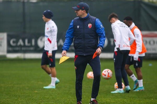 PROBLEM ZA MILOJEVIĆEVU ZVEZDU! Vezista povređen, dobio jak udarac protiv Lehije (FOTO)