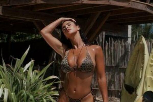 SEVNULA GOLA ZADNJICA POZNATE SPORTISTKINJE: Zadigla majicu, pokazala savršeno telo, a jedna fotka je za INFARKT!