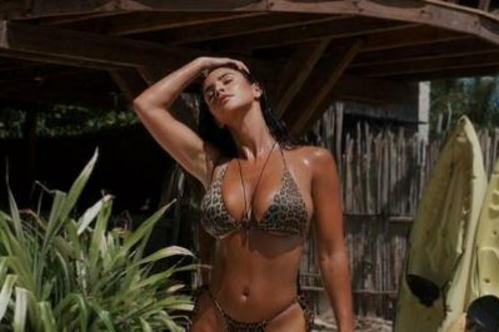 SEVNULA GOLA ZADNJICA POZNATE SPORTISTKINJE: Zadigla majicu, pokazala savršeno telo, a jedna fotka je za INFARKT!