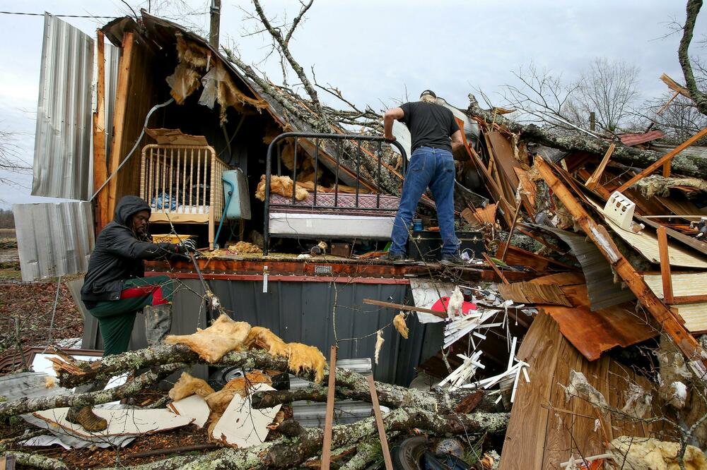 STARADAO DEČAK U (5) TOKOM NEVEREMENA, SPASIOCI U RUŠEVINAMA TRAGAJU ZA PREŽIVELIMA: Tornado opustošio delove SAD