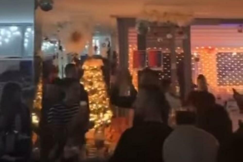 HRVATI PONOVO POKAZALI PRAVO LICE: Snimljeni dok klicaju Paveliću i pevaju o USTAŠKOM POKOLJU nad Srbima (VIDEO)