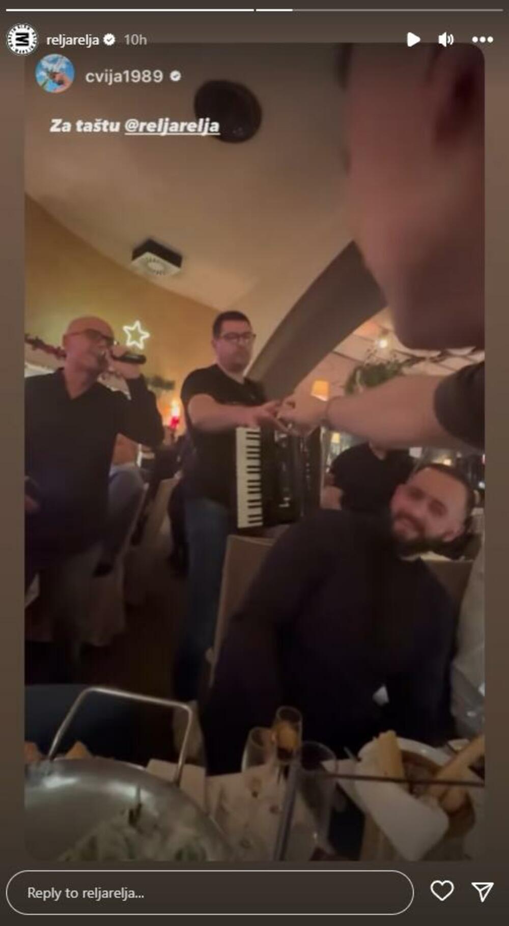 Relja Popović daje bakšiš muzičarima