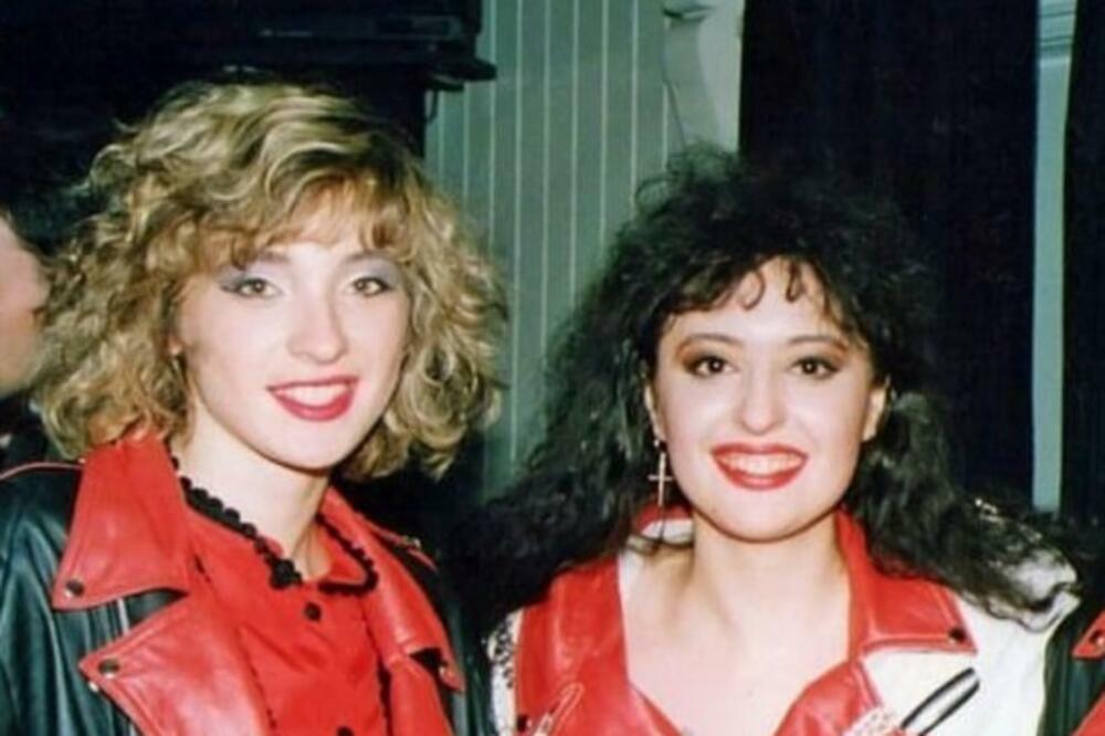 DA LI PREPOZNAJETE PLAVUŠU PORED DRAGANE MIRKOVIĆ? Sada je u 6. DECENIJI i prava je BOMBA (FOTO)