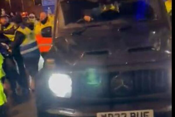 SKANDAL U LIVERPULU: Navijači Evertona jurili automobil prvotimca "karamela" (VIDEO)