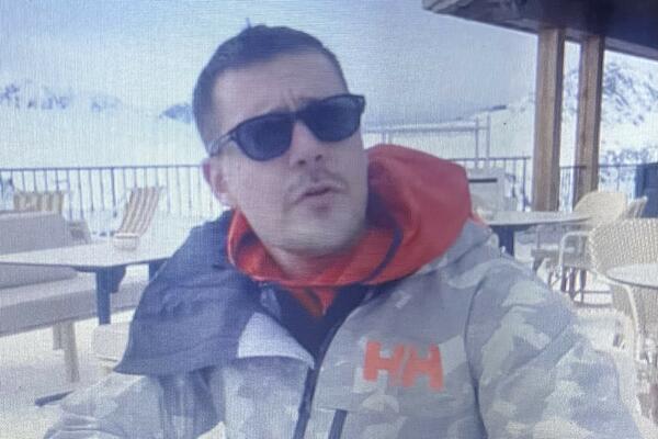 MILOŠ BIKOVIĆ PEVA NA FRANCUSKOM: Snimak obišao planetu, glumac postao HIT NA INTERNETU (VIDEO)