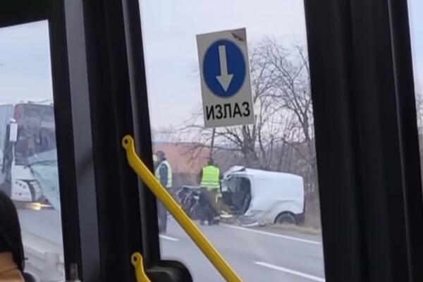 DIREKTAN SUDAR AUTOBUSA I AUTOMOBILA NA IBARSKOJ MAGISTRALI: Jedna osoba bez SVESTI, obustavljen SAOBRAĆAJ