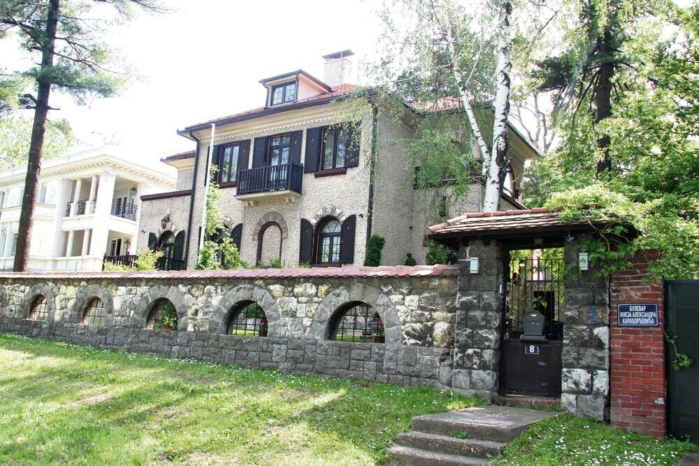 ZA OVU KUĆU KAŽU DA JE NAJLUKSUZNIJA U BEOGRADU: Vredi čitavo BOGATSTVO, a u posedu je NAŠE POZNATE PEVAČICE