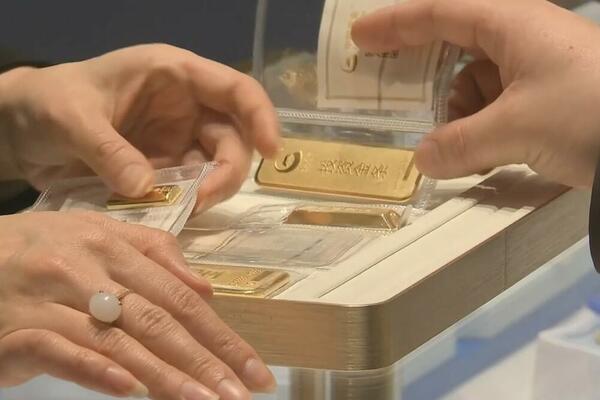 ULAGANJE U ZLATO I SREBRO, ISPLATI LI SE? Unca je sa 1.300 dolara u 2018. skočila na 2.000, a evo šta je sa SREBROM