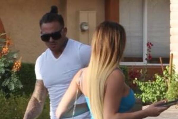 DEVOJKA UHVAĆENA U NEČUVENOJ AKCIJI SA SLEPIM MUŠKARCEM, SVI BRUJE O SNIMKU: Pogledajte šta je URADILA (VIDEO)