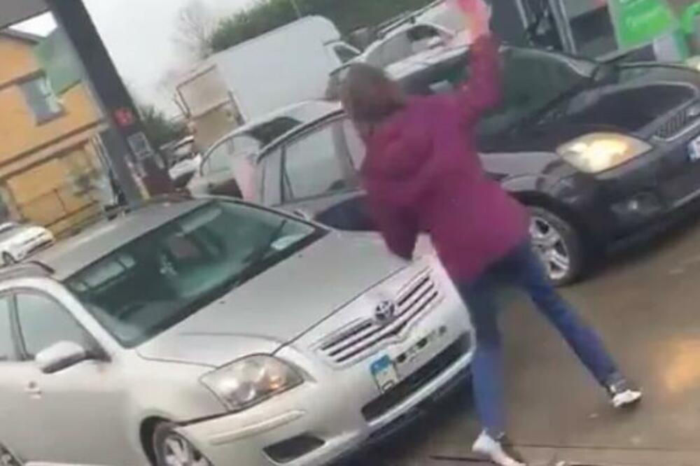 POMAHNITALA ŽENA NAPRAVILA OPŠTU POMETNJU NA PUMPI: Zakucala se u druga kola, pa krenula da BESNI (VIDEO)