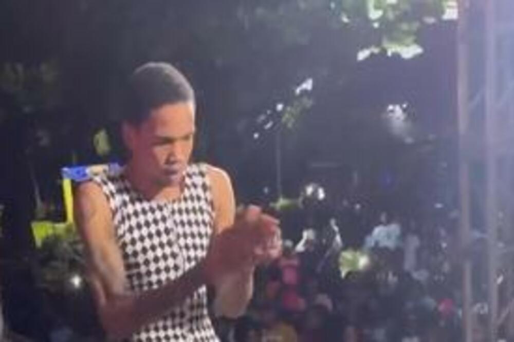 GLEDAMO I NE VERUJEMO, USPEO JE CEO DA SE PROVUČE KROZ TENISKI REKET: Nije moguće da čovek ima OVAKVO TELO! (VIDEO)