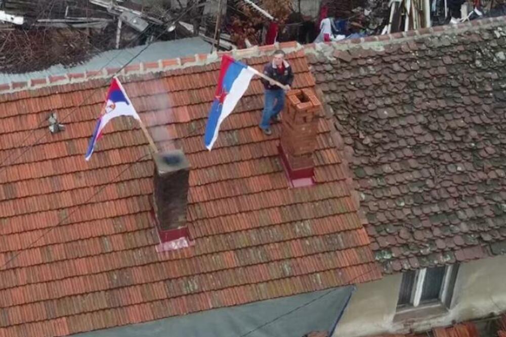 MITAR SE SVAKOG JUTRA PENJE NA KROV I RAZVIJE DVE ZASTAVE: Svi Zaječarci gledaju samo u NJEGOVU KUĆU! (VIDEO)