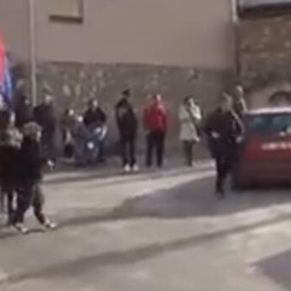 POGLEDAJTE KAKO SU DRUGARI IZ ŠTRPCA DOČEKALI STEFANA (11) KOJI JE RANJEN NA BADNJI DAN: Nestvaran prizor! (VIDEO)