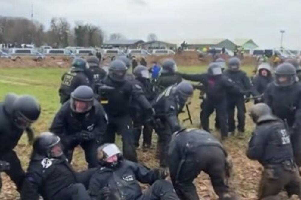 VALJALI SE PO BLATU, UZALUD POKUŠAVALI DA USTANU, PA OPET PADALI: Policajci se susreli sa neočekivanim PROBLEMOM