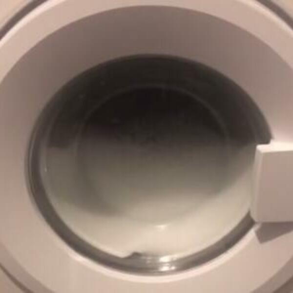 DEVOJKA OTKRILA GREŠKU KOJU SVI PRAVE KOD UBACIVANJA PRAŠKA U VEŠ MAŠINU: Zbog toga stvari NE MIRIŠU LEPO (VIDEO)