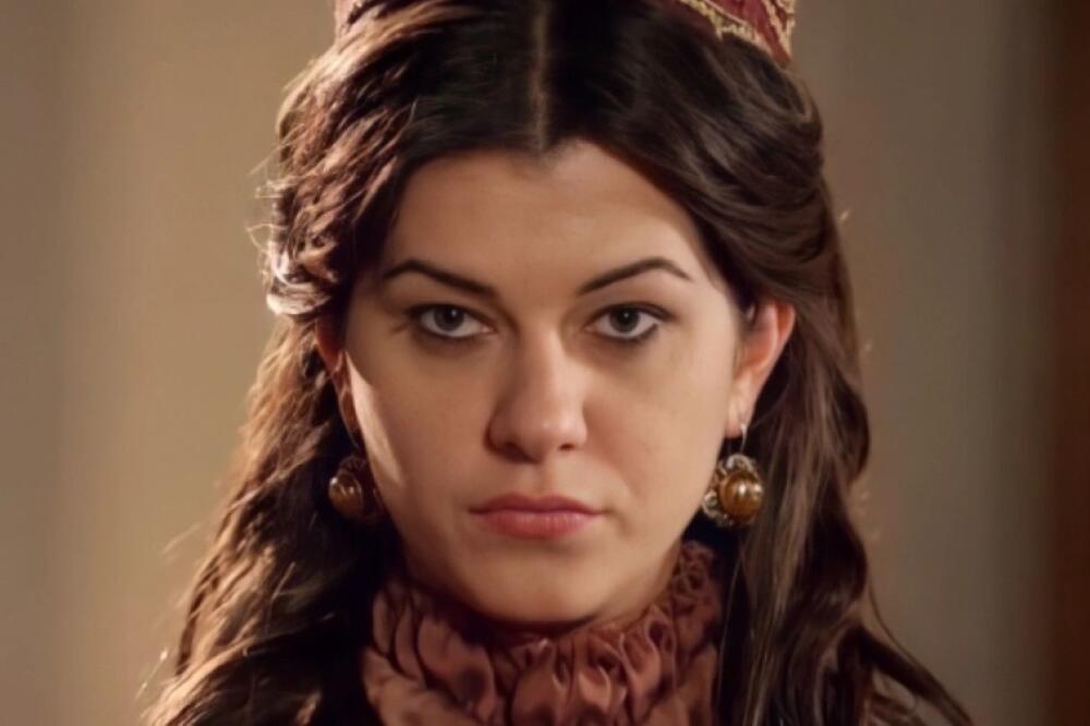 TEČNO GOVORI SRPSKI: Postala je NAJVEĆA ZVEZDA U TURSKOJ, a evo kako čuvena GLUMICA DANAS IZGLEDA (FOTO)