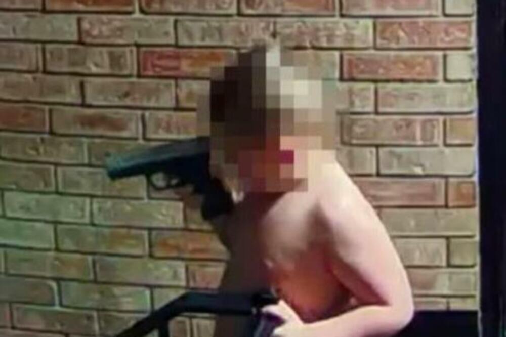 DEČAK U PELENAMA MAHAO PIŠTOLJEM: Uperio ga u komšiju pa rekao: "Vidi šta imam", nastao HAOS