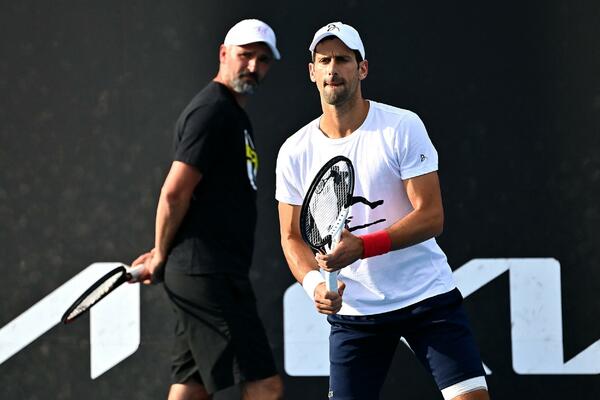 ĐOKOVIĆ IZAŠAO NA TEREN, SVI SU ODMAH PRIMETILI JEDAN DETALJ! Novak ponovo zabrinuo navijače! (FOTO)
