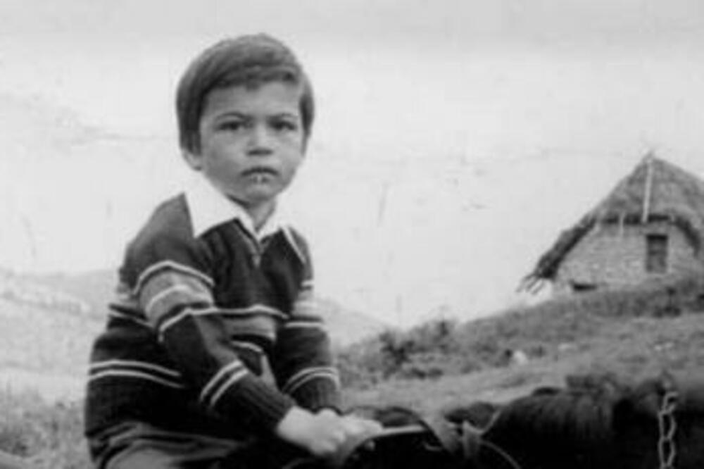 NIKADA NEĆETE POGODITI KO JE DEČAK SA FOTOGRAFIJE: Posle TEŠKOG DETINJSTVA vinuo se u ZVEZDE