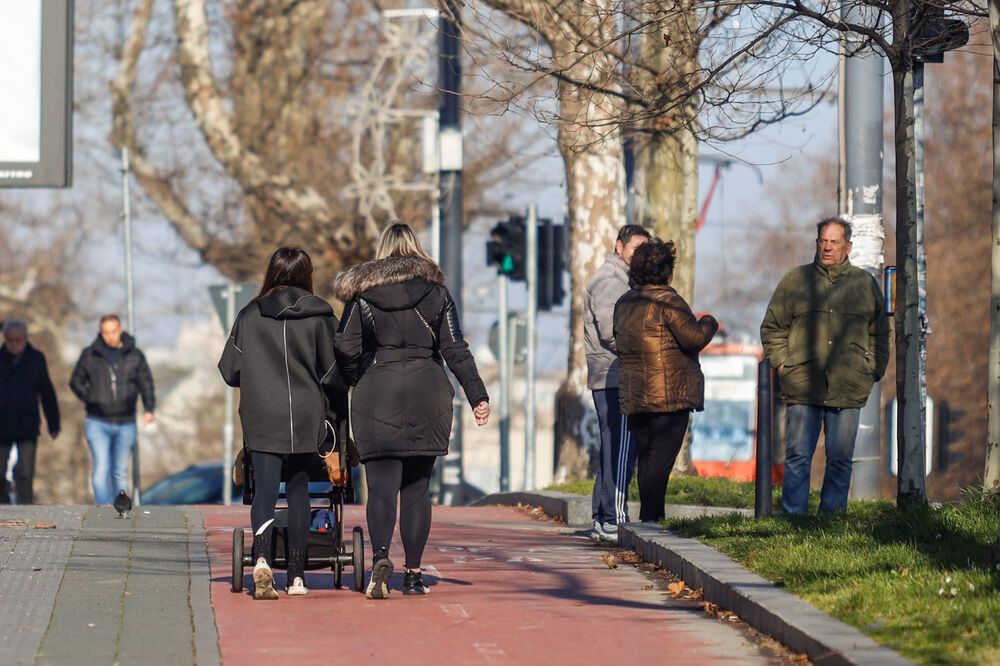 Ljudi šetaju po hladnom vremenu