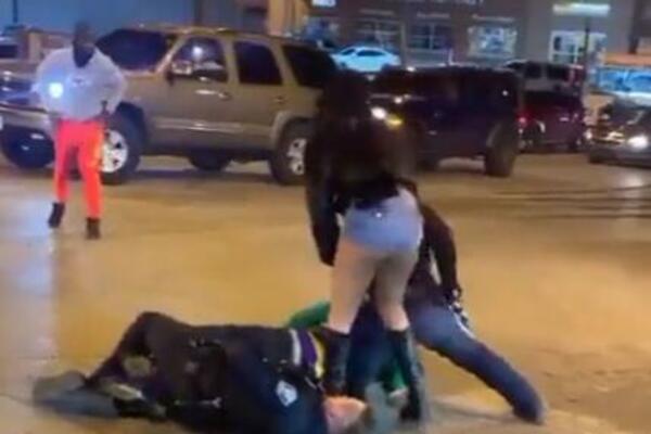 KRENULA JE GOLOM ZADNJICOM NA OBEZBEĐENJE: Isplivao SNIMAK, ljudi u NEVERICI gledali ŠTA IM RADI (VIDEO)