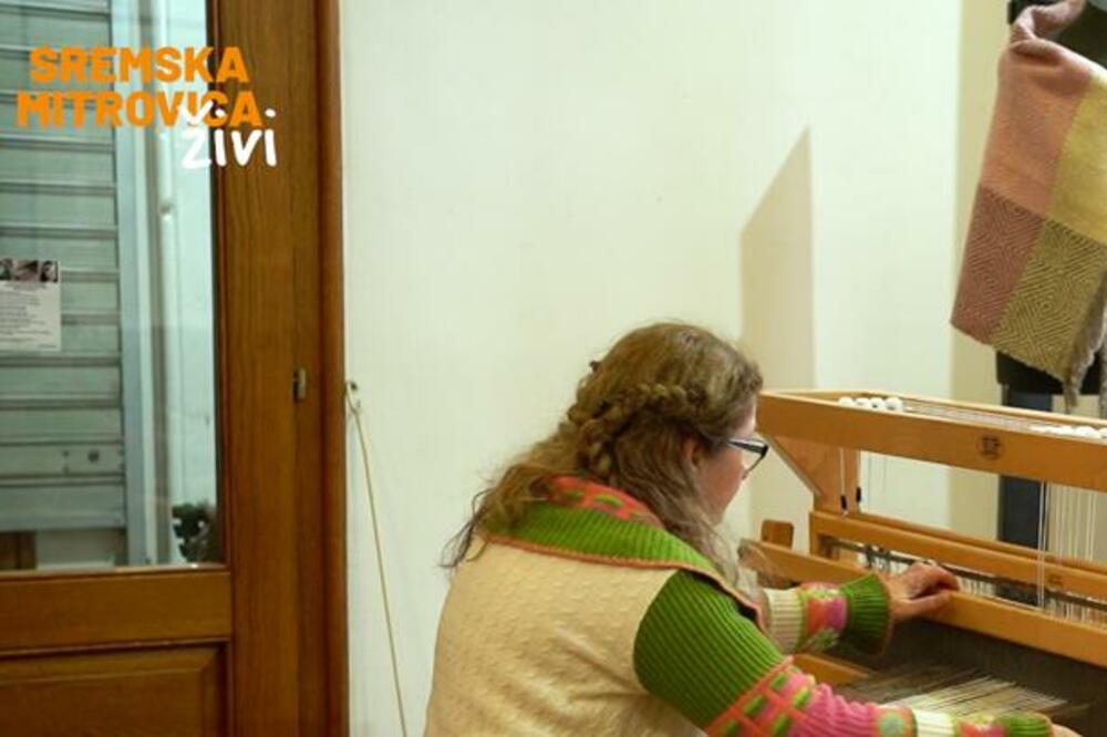 MIRJANA IZ SREMSKE MITROVICE STARI ZANAT ČUVA OD ZABORAVA: Sve je poteklo iz citata Vladike Nikolaja! (FOTO)