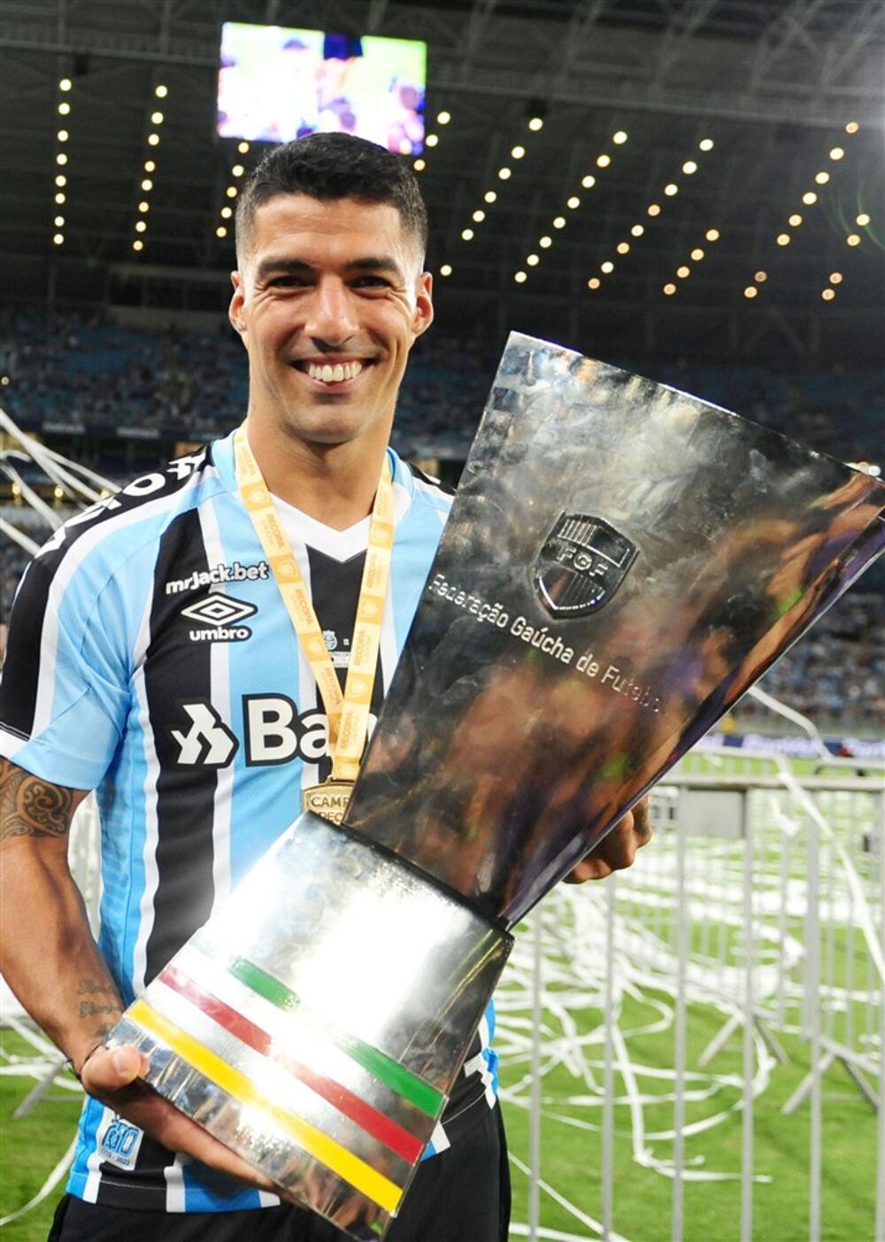 Luis Suarez sa trofejem posle utakmice