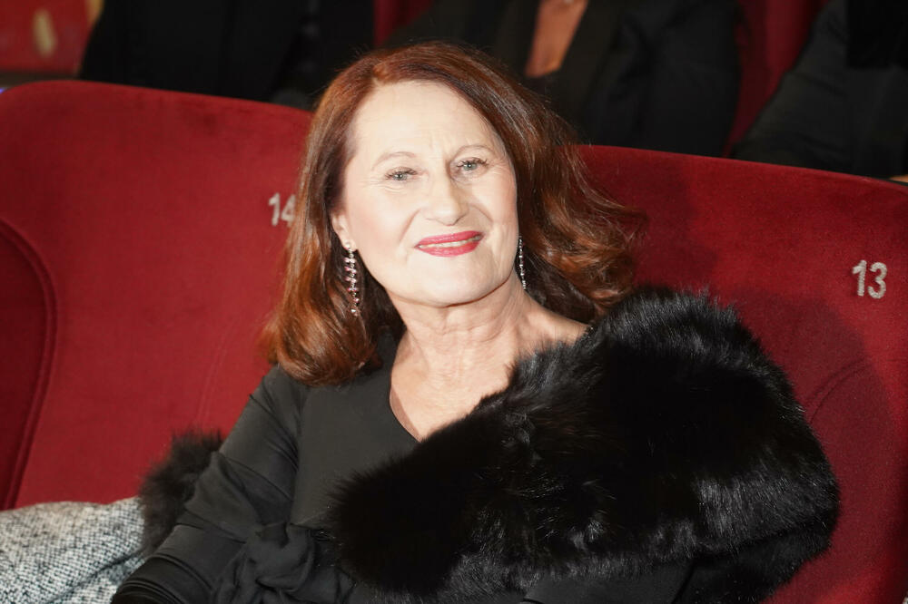 RAZVELA SE POSLE 42 GODINE BRAKA I ZASIJALA: Ljudi zanemeli kada su videli Danicu Ristovski, KAKVA DAMA (FOTO)