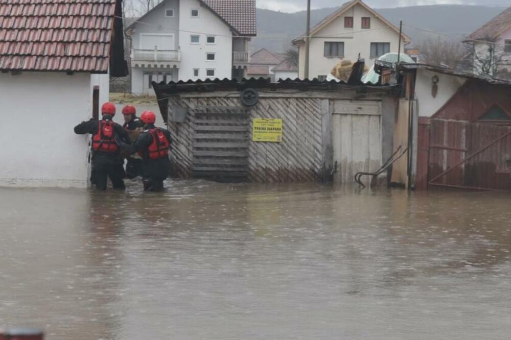 POPLAVE I U SJENICI: Izlila se reka Grabovica, voda prodire u KUĆE (VIDEO)