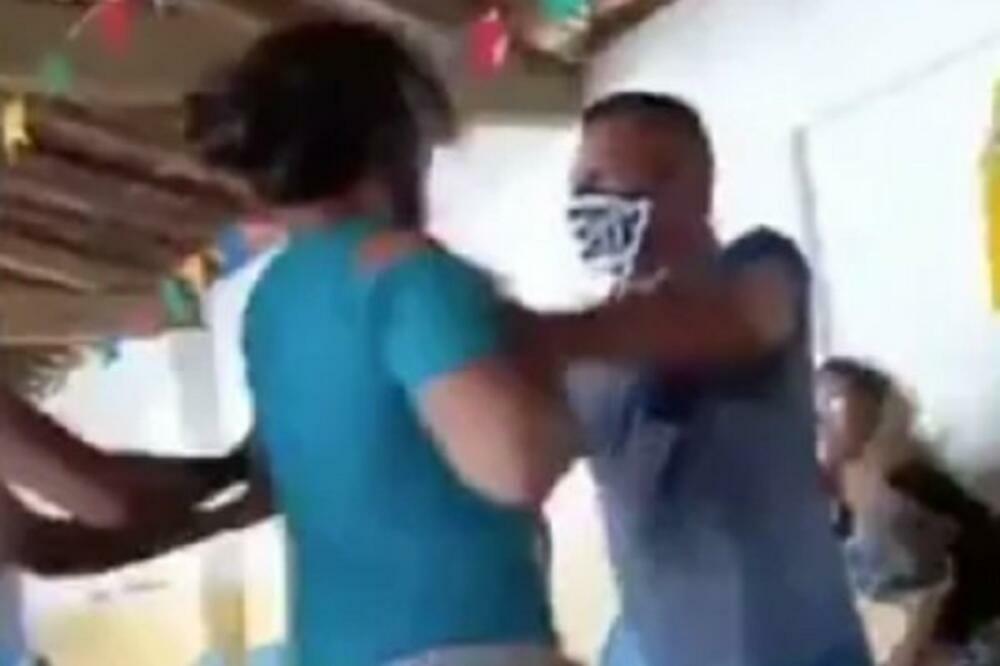 DOŠAO JE SA LJUBAVNICOM NA VAKCINACIJU, NE ZNAJUĆI DA ĆE MU TU BITI I ŽENA: Usledila je opšta MAKLJAŽA! (VIDEO)