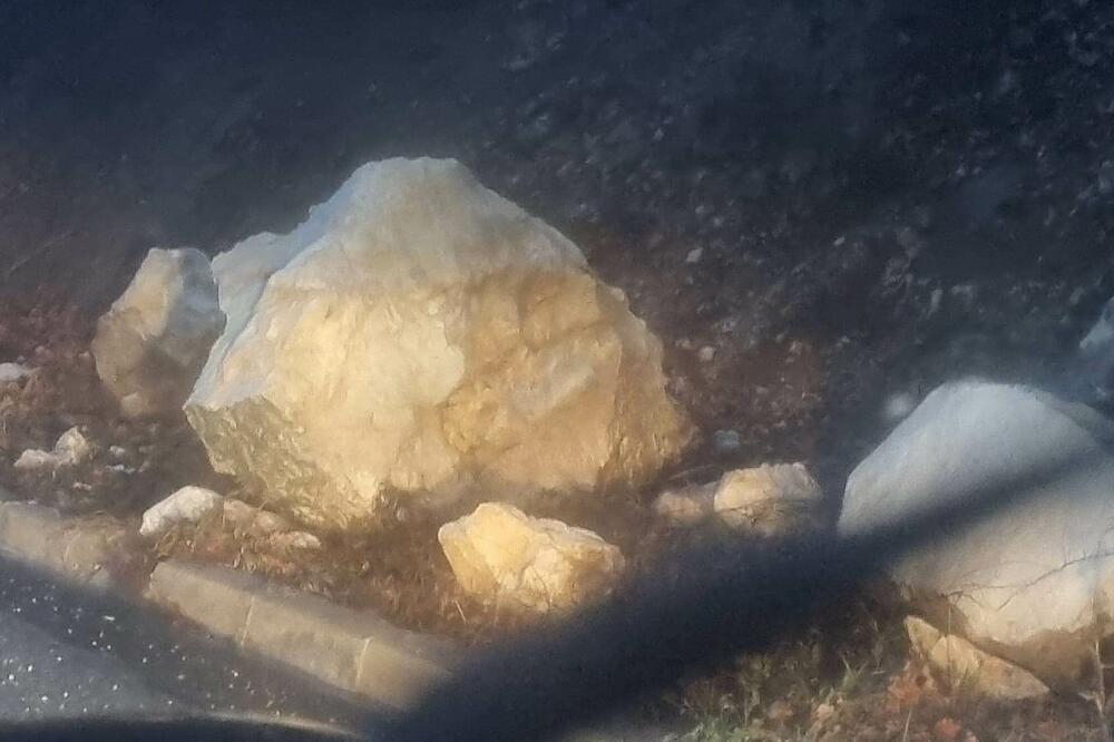 Obrušila se stena, kamen pogodio automobil! Teška nesreća kod Foče, ima mrtvih!